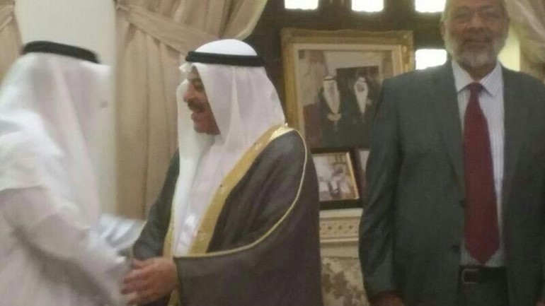 رئيس مجلس الشورى البحريني علي الصالح مصافحا احد الحضور