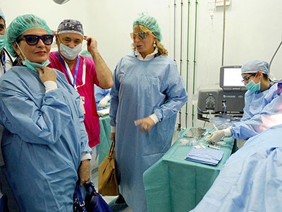 صورة.. يسرا بالكمامة في مستشفي مراكش