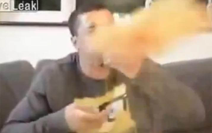 بالفيديو.. شخص متهور كاد يودي بحياته بسبب قبوله تحدي تناول كمية كبيرة من الدارسين 
