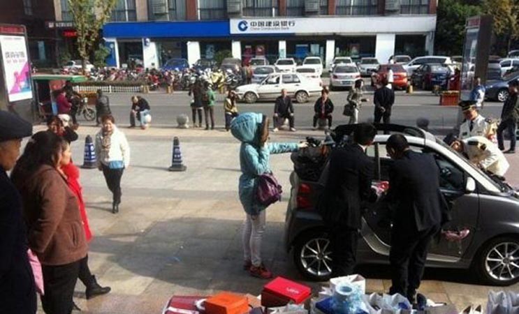 بالصور.. امرأة صينية تلصق الأحذية على سيارتها‎ وتثير استغراب الجميع !