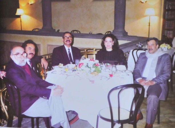 خزعل القفاص ووكيل الاعلام السابق سعدون الجاسم وحرمه