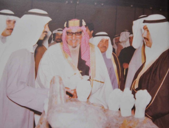 المرحوم الشيخ عبدالله الجابر وسمو الشيخ ناصر المحمد في المعرض السنوي للفنان خزعل القفاص عام 1983