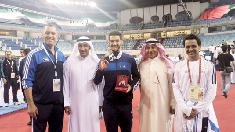 عماد بهبهاني يتوسط ابطال الكراتيه﻿