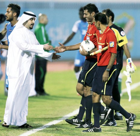 الشيخ تركي اليوسف يصافح الحكم علي محمود بعد نهاية المباراة 	الازرق كوم﻿