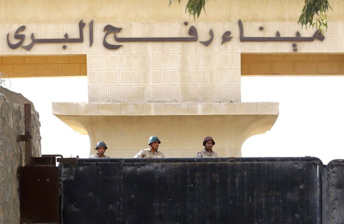 جنود مصريون يحرسون بوابة معبر رفح الحدودي امس الاولافپ