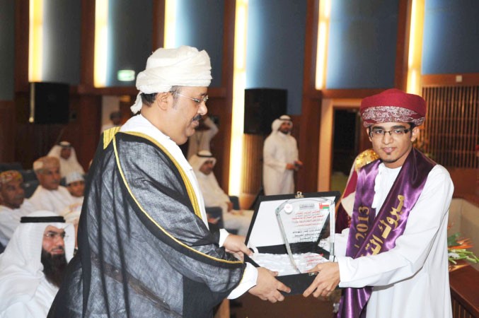 الوزير المفوض احمد باسلوم يكرم احد الطلبة سعود سالم