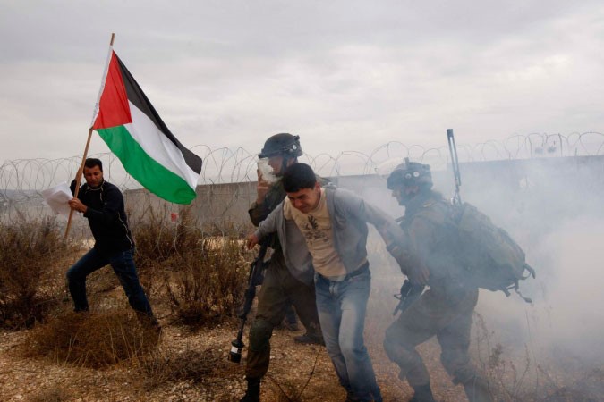 جنود اسرائيليون يعتقلون محتجين فلسطينيين في قرية بيلين في الضفة الغربية اپ 