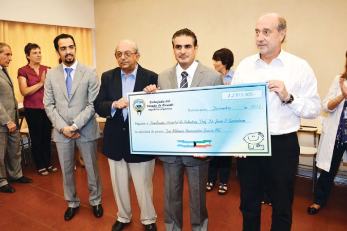  السفير صلاح المطيري ومسؤول الشؤون القنصلية في السفارة فواز القحطاني عند تسليم شيك التبرع لمدير المستشفى 