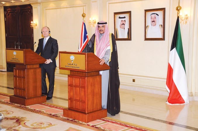 الشيخ صباح الخالد ووزير الخارجية البريطاني وليام هيغ خلال المؤتمر الصحافي هاني الشمري