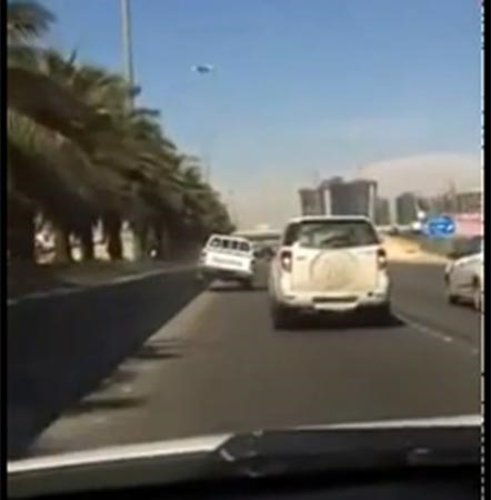 بالفيديو.. سعودي يقود «هايلوكس» على إطارين بطريقة جنونية ويتسبب في حادث مروع !