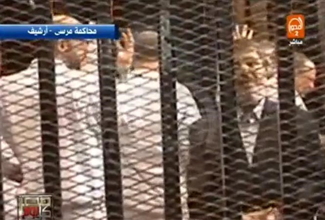 بالفيديو.. زوجة مرسي ترفض لقب «الرئيس المعزول».. وتغلق الهاتف بوجه المذيعة