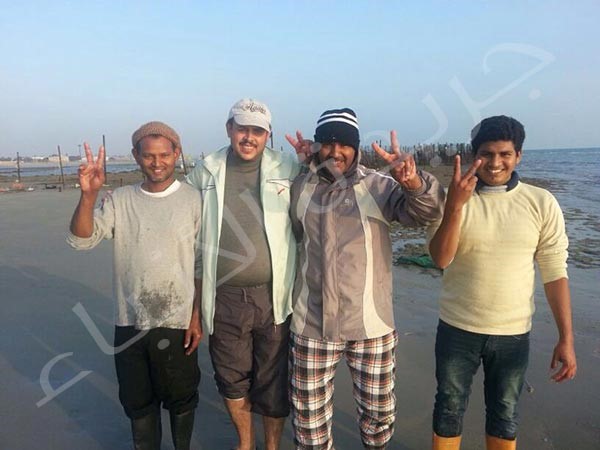 بالصور.. المواطن خالد الشميس ينقذ «لُخمة» أثناء ولادتها ويعيدها إلى المياه العميقة