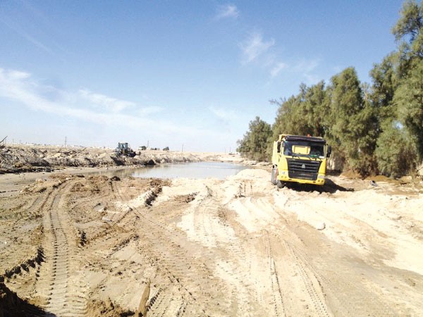 دفان البرك المائية التي خلفتها الامطار