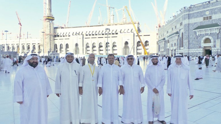 بعض المعتمرين في الاراضي المقدسة