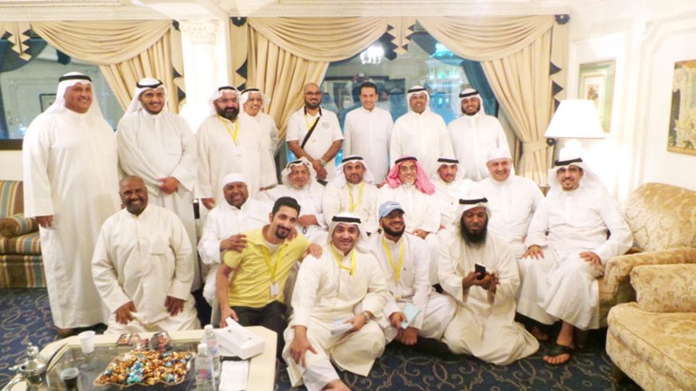 لقطة جماعية لمجموعة من المشاركين في العمرة