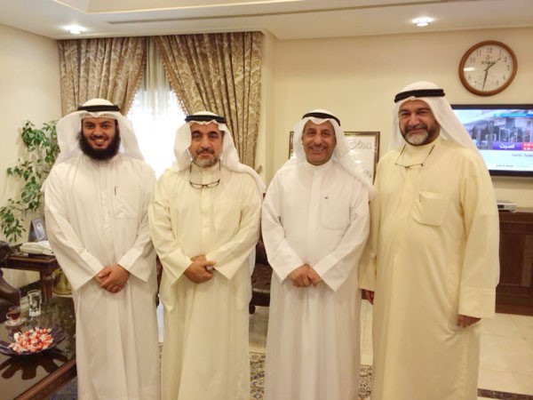 السفير خالد المغامس متوسطا وفد جمعية النجاة الخيرية 