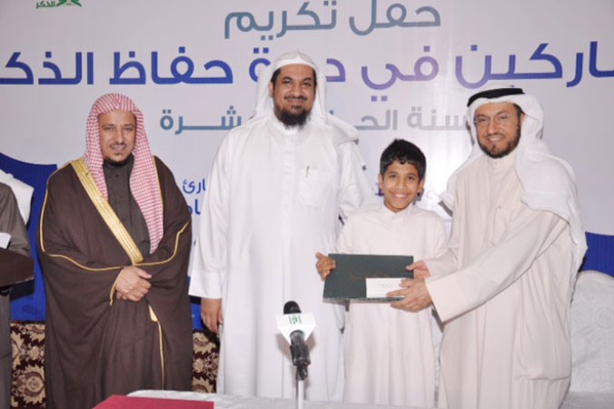 وليد الشعيب مكرما احد المشاركين في الدورة
