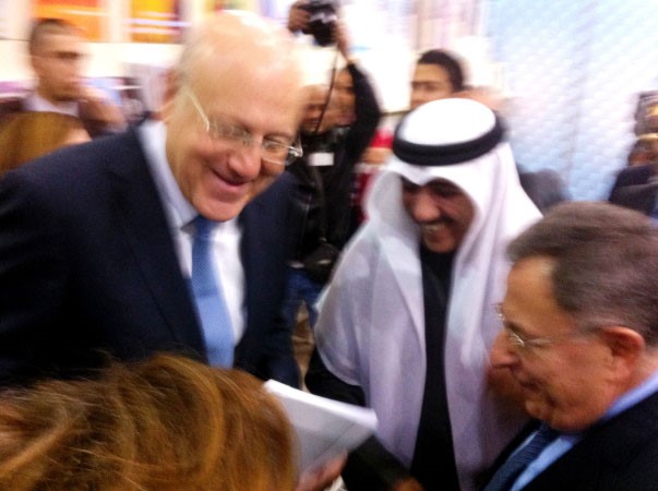الرئيس نجيب ميقاتي والرئيس السابق فؤاد السنيورة اثناء زيارتهما جناح الكويت في المعرض﻿