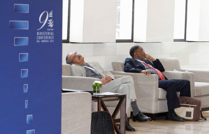 مندوب احدى الدول المشاركة في اجتماع منظمة التجارة العالمية مستغرقا في النوم انتظارا لابرام الاتفاق وقد دامت اجتماعات المنظمة اياما عدة للتوصل لاتفاق رويترز