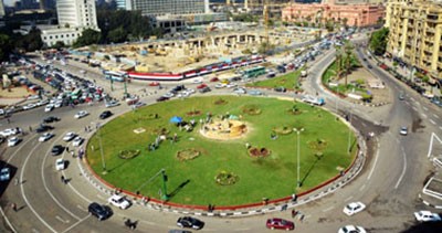 بالفيديو.. عروسان أفريقيان يحتفلان بزفافهما فى ميدان التحرير 