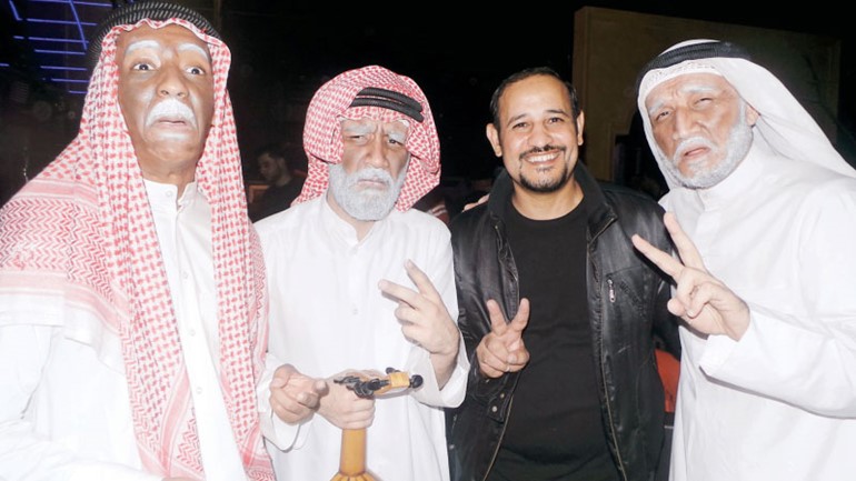 الزميل عبدالحميد الخطيب يتوسط فريق شياب الكويت ﻿