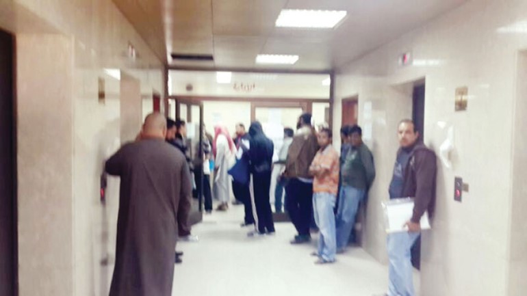 المراجعون ومندوبو الشركات في الممرات ﻿