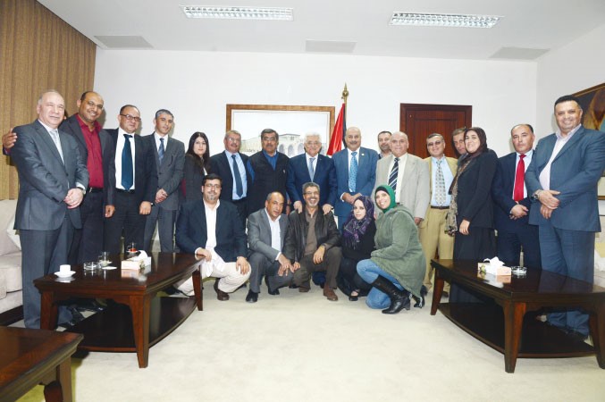 الرئيس الفلسطيني محمود عباس خلال لقائه مع الزميل عدنان الراشد وجاسم كمال والاعلاميين العرب المشاركين في دورة الاعلام السياحي بمدينة الخليل ونقيب واعضاء نقابة الصحافيين الفلسطينية