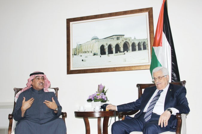 الرئيس عباس مستقبلا الزميل عدنان الراشد
