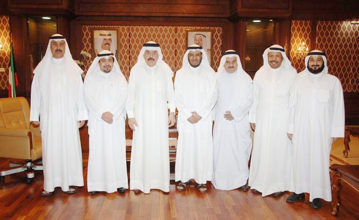الفريق عبدالله الفارس خلال لقائه مدير مستشفى الفروانية دحمود الزعبي ونايف الخرينج