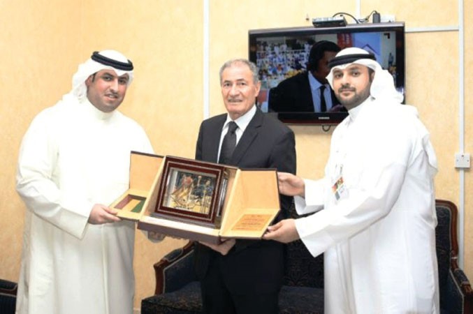 عبدالله الذياب يقدم درعا لحسن مصطفى ﻿