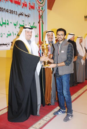 العبدالله يسلم الكاس لاحد الفائزين