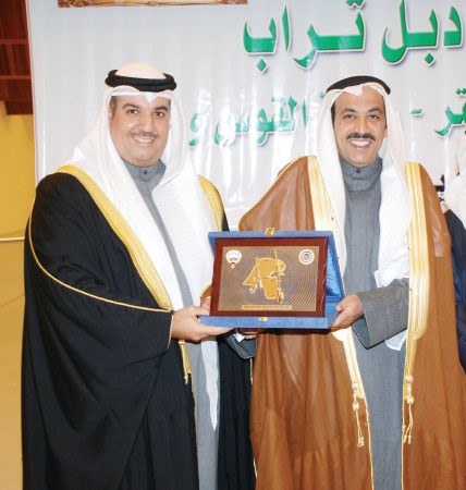 العتيبي يقدم درعا تذكارية للعبدالله