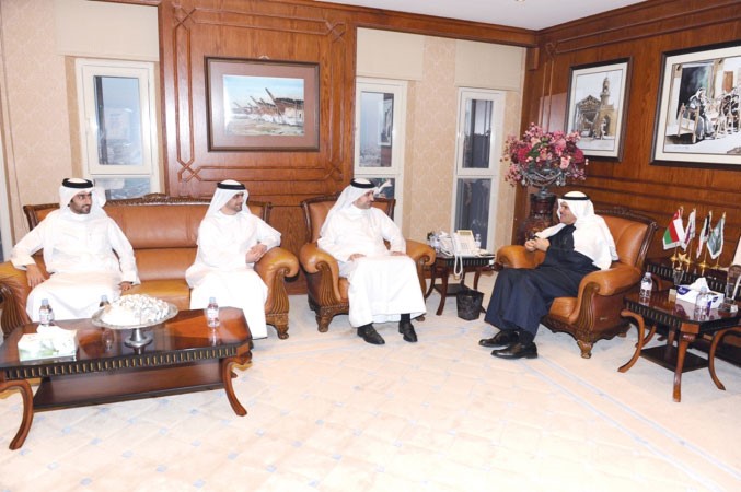 الشيخ سلمان الحمود خلال لقائه رئيس المؤسسة العامة لرعاية الشباب بالبحرين هشام الجودر 
