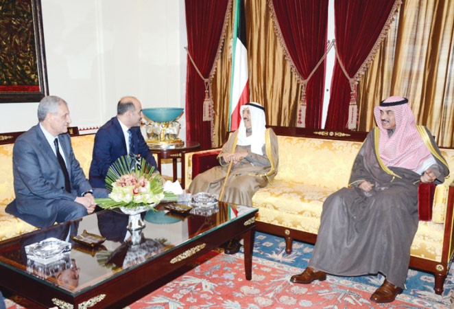 صاحب السمو الامير الشيخ صباح الاحمد خلال لقائه رئيس الائتلاف الوطني لقوى الثورة والمعارضة السورية احمد الجربا