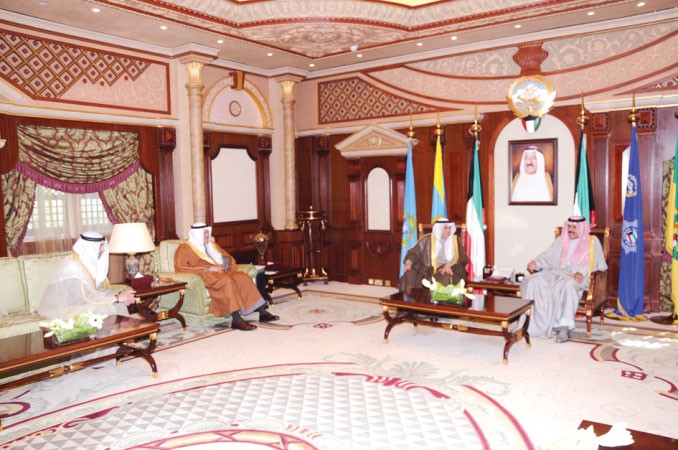 سمو ولي العهد الشيخ نواف الاحمد مستقبلا الشيخ خالد الجراح والشيخ سلمان الحمود والشيخ محمد العبدالله ﻿