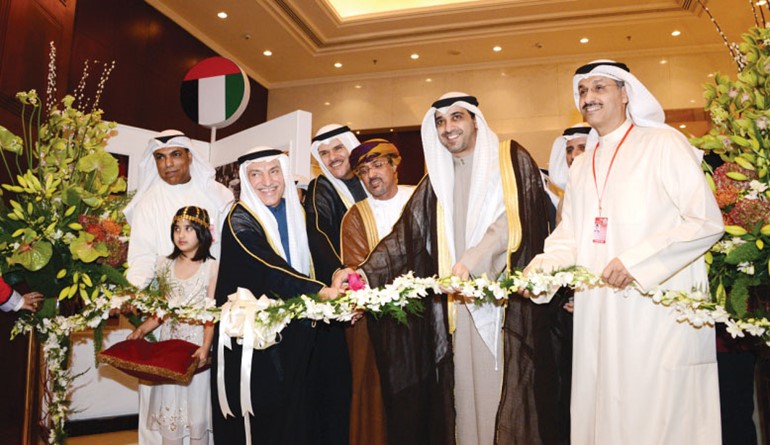 الشيخ محمد العبدالله والشيخ سلمان الحمود والمستشار بالديوان الاميري محمد ابوالحسن خلال افتتاح المركز الاعلامي﻿
