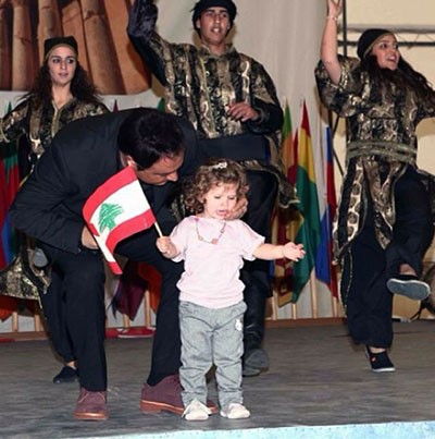 صورة: عاصي يكشف عن صورة أصغر معجبة وحذائه يثير الجدل