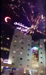 بالفيديو ... كويتي يشعل الألعاب النارية أمام المستشفى ابتهاجاً بأول مولود بعد 17 سنة من الزواج