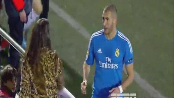 بالفيديو.. بنزيمة أوقف مباراة فريقه لـ"يتحدث" إلى فتاة !