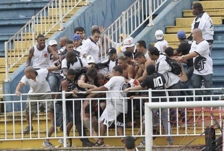 بالفيديو.. عنف جماهيري صادم يفسد نهاية الدوري البرازيلي.. والشرطة تستعين بقنابل الغاز للسيطرة على الموقف 