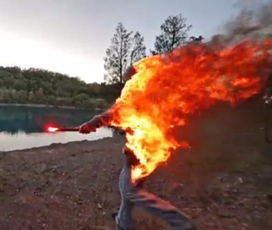 بالفيديو.. مجازفة غريبة : متهور يشعل النار في جسده ثم يقفز في بحيرة من ارتفاع شاهق