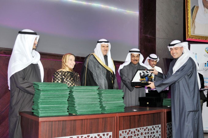 الشيخ سلمان الحمود خلال تكريم احد الخريجين﻿