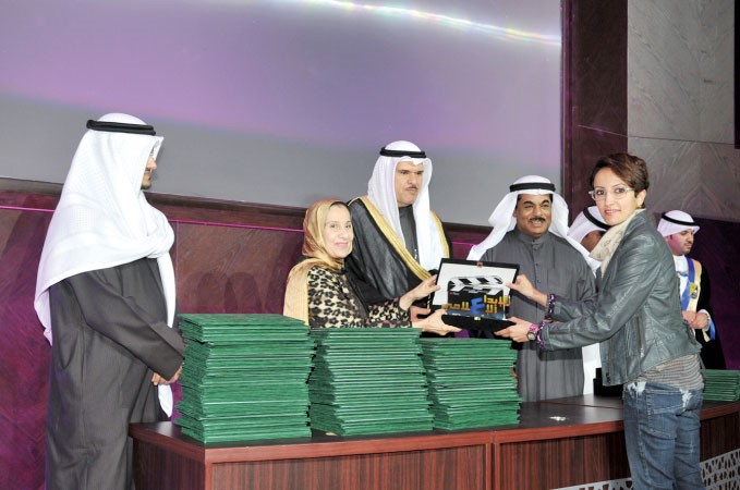 تكريم احدى الخريجات ﻿