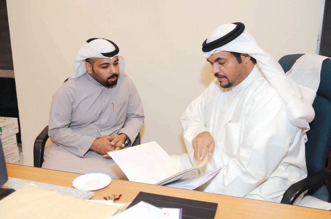 الزميل هاني الظفيري يطلع على الية سير المهرجانات خلال لقائه صباح الناصر﻿
