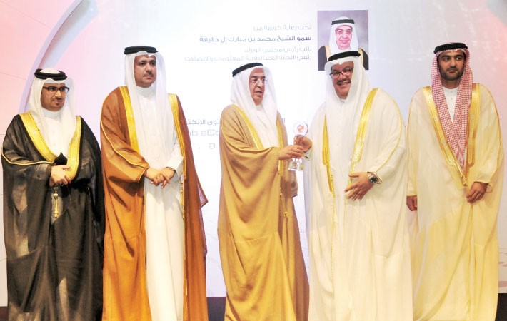 خالد رفيع يتسلم الجائزة