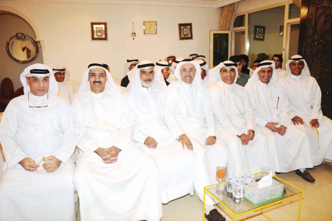 ابراهيم الحجي متوسطا فاضل مندني ومشعل شميس ومشاري شميس﻿