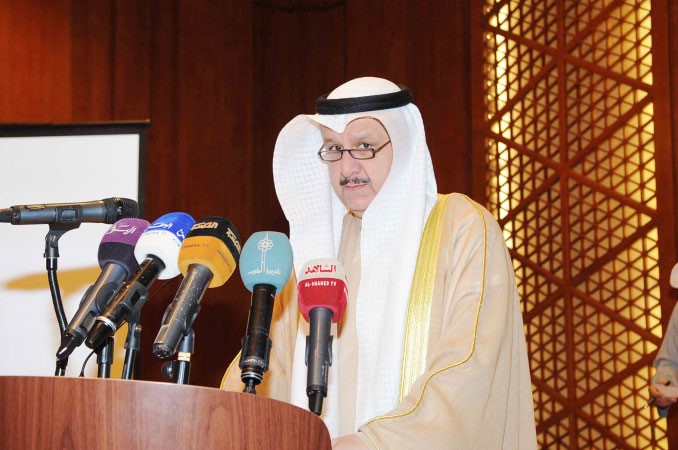 وزير المواصلات عيسى الكندري ملقيا كلمته