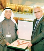 السفير رامي طهبوب يقدم وسام نجمة القدس الى دعبداللطيف الحمد﻿