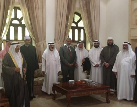 اثناء حفل الغذاء الذي اقامه خليفة بن احمد الظهراني في منزله وبمعيه رئيس مجلس الشورى علي الصالح