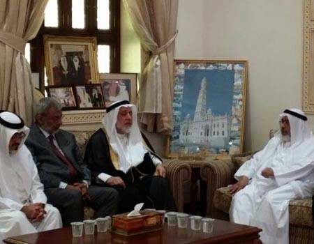 الزميل يوسف عبدالرحمن مع خليفة بن احمد الظهراني رئيس مجلس النواب البحريني ورئيس جمعية خدمة القران الاستاذ اسحاق الكوهجي